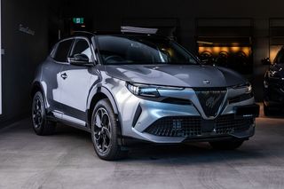 2025 Alfa Romeo Junior Ibrida Series 0 Thumbnail